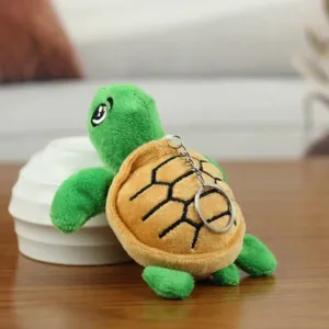 Gros plan détaillé d'un porte-clés en peluche de petite tortue de mer verte mignonne.
