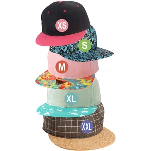 Klassische Snapback Baseball Caps gestapelt in vielen Farben und Grössen von XS bis XXL.