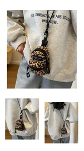 Mini Leo-Print Rucksack Tasche Crossbody Pouch Lippenkopfhörer Anhänger Mode Accessoire