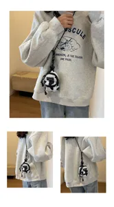 Detailansicht des stylischen Mini-Rucksacks mit Kuhmuster, trendy Umhängetasche am Model.
