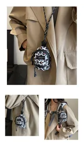 Mini Leo-Print Lippenstift Tasche trendiger Mikro Rucksack Anhänger Accessoire