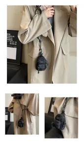 Modischer Mini-Rucksack-Anhänger für Lippenstift und Kopfhörer, stilvolle Stoff-Umhängetasche.