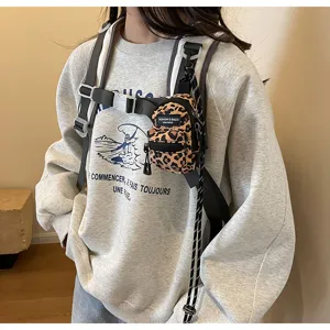 Mini Leo Muster Anhänger Tasche Detail, trendiges Streetwear Accessoire für den Alltag.