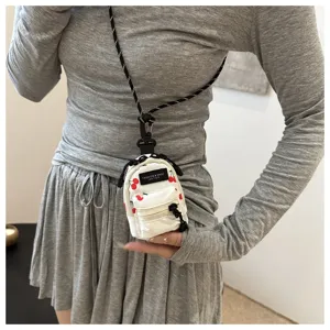 Detailaufnahme der Mini-Kirschdruck-Tasche aus Stoff mit Reißverschluss und praktischem Gurt.