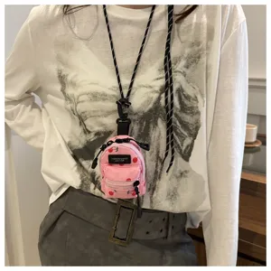 Detailaufnahme der mini rosa Kirschmuster Umhängetasche mit schwarzem Lanyard, Modestil.