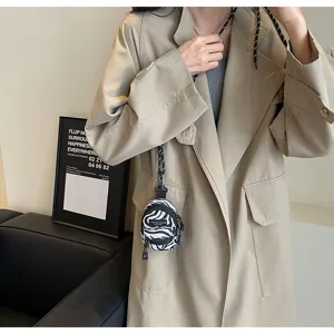 Detailaufnahme einer trendigen Mini-Zebra-Stoff-Umhängetasche für den täglichen Streetstyle.