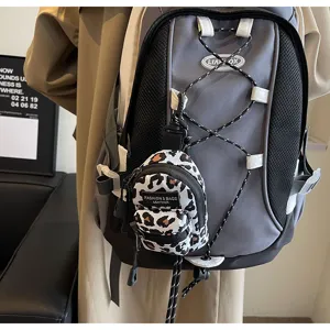 Modischer kleiner Rucksack mit Leopardenmuster Anhänger Detailansicht, trendiges Fashion Accessoire.