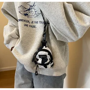 Mini Kuhmuster Umhängetasche Anhänger, süße kleine Tasche für Lippenstift und Kopfhörer.