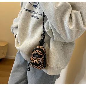 Mini Leo-Print Rucksack Anhänger Tasche, trendy Stoff Umhängetasche für Lippenstift und Kopfhörer.