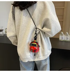 Nahaufnahme des stilvollen floralen Mini-Rucksack-Anhängers mit Stofftextur und Trageriemen.