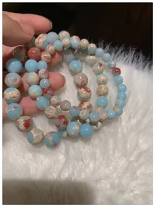 Bracelet en perles de pierre multicouche exquis, design de couleur contrastée, bijoux élégants.