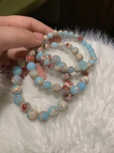 Bracelets de perles de pierre superposés avec un design bicolore chic pour femmes et amies.