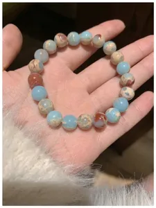 Vue détaillée de bracelet de perles en pierres précieuses, bijoux élégants, quotidien.