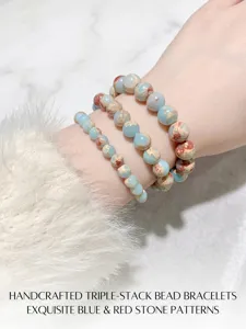Détail du bracelet en perles de pierre Shoushan, design coloré empilé, accessoire chic.