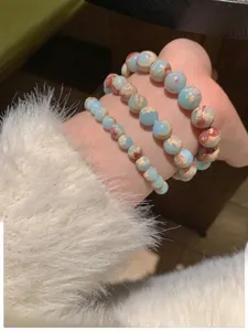 Détail de bracelet de perles en pierre naturelle multicouche, bijoux gemmes colorés chic.