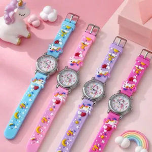 Nahaufnahme von niedlichen Einhorn Kinder Quarzuhren mit bunten Silikonarmbändern.