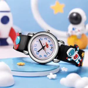 Detailaufnahme der süßen Kinder QuarzUhr mit Astronauten Motiv Armband und klarem Zifferblatt