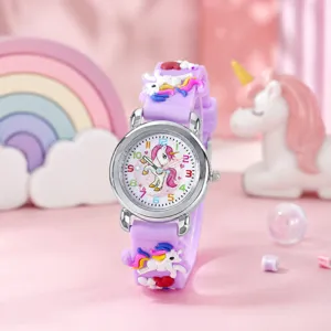 Nahaufnahme Detail der Kinder Quarzarmbanduhr mit lila Einhorn Silikonarmband und Zifferblatt.