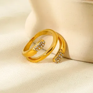 Dettaglio di un anello avvolgente multistrato in acciaio inossidabile placcato oro 18k con strass.