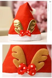 Rode kerstmuts met rendiergewei en gestippelde strik voor gezellige kerstdecoratie.
