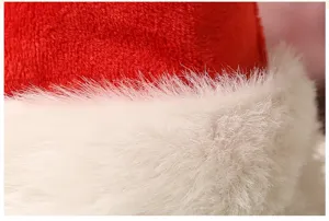 Kerstmuts pluche detailopname rood witte pluizige afwerking feestdag feestelijk accessoire