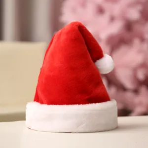 Rode pluche kerstmanmuts met witte nepbont rand voor feestelijke kerstfeesten en decoratie.