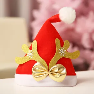 Festieve rode kerstmuts met gouden glinsterende rendiergeweien voor de feestdagen.