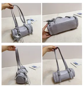 Details der grauen Zylindertasche, stilvolle Bowlingtasche mit silbernem Sternanhänger und Riemen.