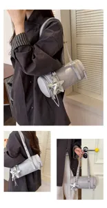 Modische graue zylindrische Umhängetasche für Damen, Bowlingtasche mit Sternanhänger.