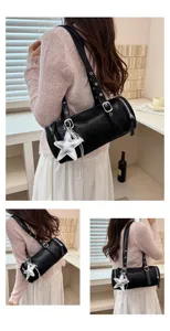 Schwarze Leder Bowlingtasche mit Sternanhänger, stylische Schultertasche Kissen Tasche.