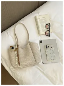Geflochtene PU Leder Schultertasche mit süßem Hundemotiv Anhänger, schicke Pendler Damentasche.