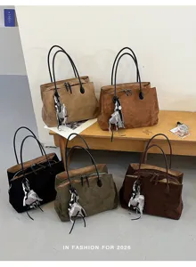 Retro suède shopper tas voor dames, casual winter effen schoudertas met stijlvolle bedelhangertje.