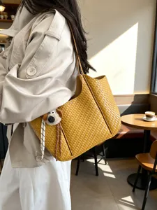 Damen Große Kapazität Gewebte PU Leder Tragetasche Einfach Pendler Achselhöhle Schultertasche Mode Minimalistische Handtasche Mit Anhänger