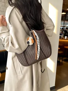 Modische geflochtene Ledertasche für Damen, große Umhängetasche mit süßem Hundemotiv Anhänger.
