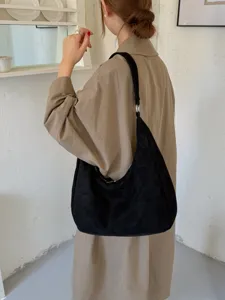Klassieke zwarte suède hobo schoudertas voor dames, ruime dagelijkse handtas chic.