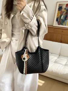 Schwarze gewebte Damentasche, große Umhängetasche mit süßem Welpenanhänger, Handtasche.