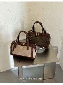 Detalle del bolso Boston retro de ante con asas dobles y diseño de estilo otoñal.