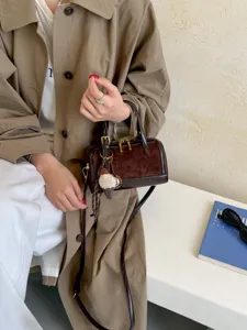 Bolso Boston de ante retro para mujer, elegante bolso de hombro de otoño chic.