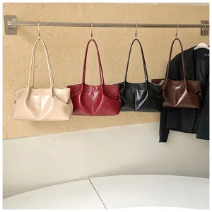 Detail view of large capacity PU leather tote bag with stylish pleated design for women commuting.