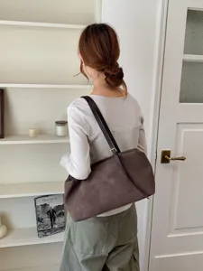 Minimalistische Wildleder Umhängetasche in Dunkelbraun, elegante Freizeittasche für Damen.