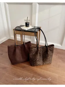 Chic suede tote bag for women, elegant vintage style shoulder bag, perfect autumn and winter commute.