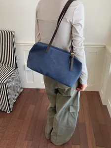 Minimalistische Retro-Wildleder-Unterarm-Umhängetasche für Damen, lässige Baguette-Tasche.