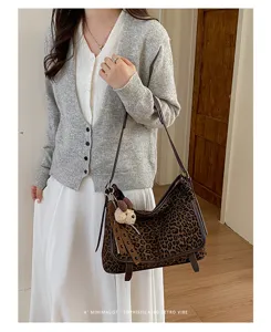 Detailed view of the retro leopard print shoulder bag showcasing exquisite texture.