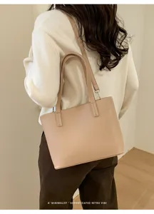 Dettaglio borsa a spalla beige minimalista, elegante borsa donna da lavoro stile retro.