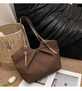 Vista dettagliata della borsa a spalla vintage marrone, elegante shopper capiente.