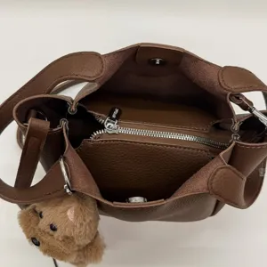 Καφέ δερμάτινη τσάντα bucket γυναικεία τσάντα ώμου casual με χαριτωμένο αρκουδάκι.