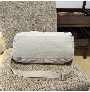 Sac porté épaule minimaliste en nylon, modèle léger et polyvalent de grande capacité.