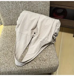 Sac bandoulière en nylon beige minimaliste, léger, décontracté, grande capacité, détail quotidien.