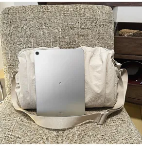 Sac bandoulière minimaliste en nylon pour femme, grande capacité fourre-tout décontracté.