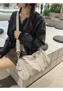 Vue détaillée d'un sac porté épaule en nylon froncé décontracté pour un style quotidien.